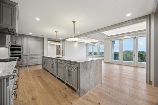 Building Photo - 1717 Bissonnet St