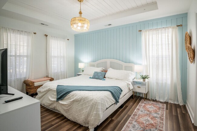 Building Photo - FURNISHED OFF-SEASON MONTHLY RENTAL - ONLY...
