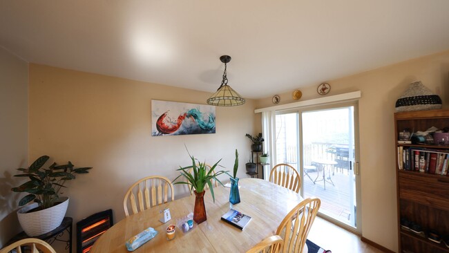 Building Photo - 3 Bed 2.5 Bath - Pet Friendly - Deck - Gar...