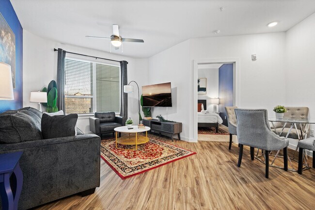 Building Photo - 2425 E Riverside Dr