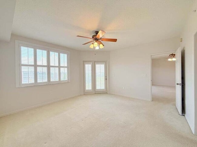 Building Photo - 1200 Country Club Dr