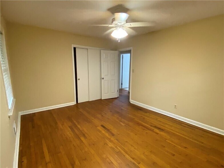 Building Photo - 1975 Clearwater Dr SE