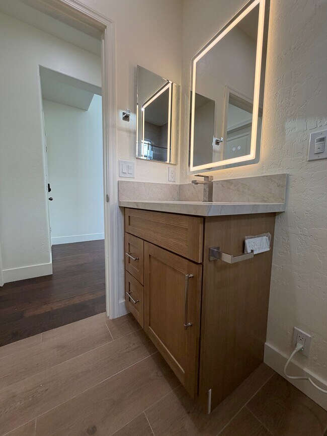 Building Photo - 2741 E Quiet Hollow Ln