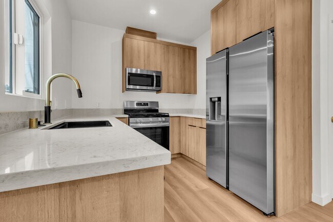 Building Photo - 414 S Ave 56