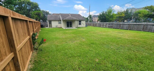 Building Photo - 5501 Huisache St