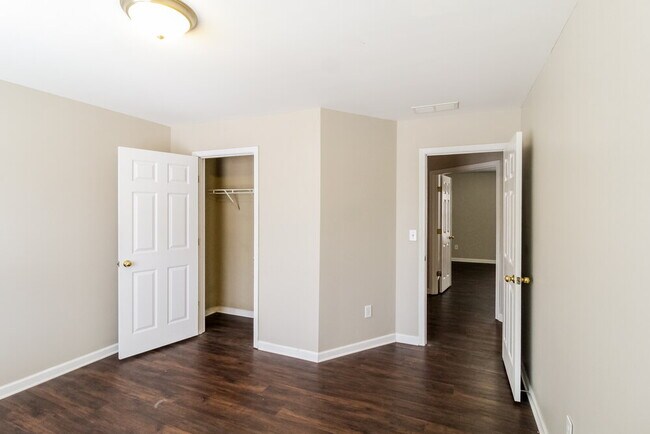 Building Photo - 2447 Longmont Dr