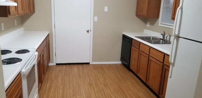 Building Photo - Country Club Duplex