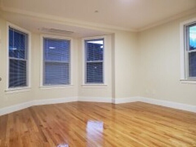 Building Photo - Renovated Brookline / Coolidge Corner 4 Bed/2 Bath on Harris St for September 1st.  NO BROKER FEE