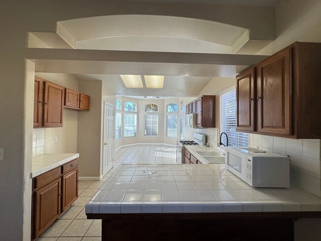 Building Photo - Spacious Northwest Bakersfield Home!