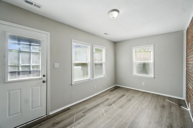 Building Photo - Mangold Real Estate - Conveniently Located...
