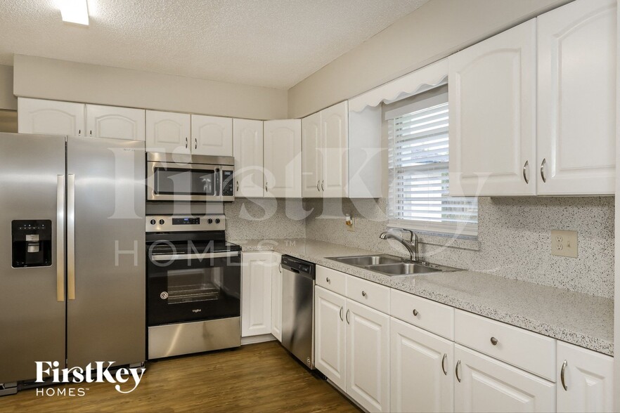 Building Photo - 2410 Oakdale Dr N