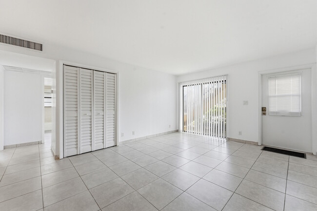 Building Photo - 2671 Riverside Dr