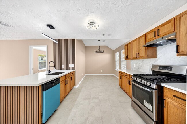 Building Photo - 15014 Middle Oaks Blvd