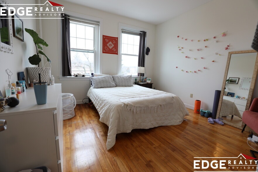 Building Photo - 164 Strathmore Rd