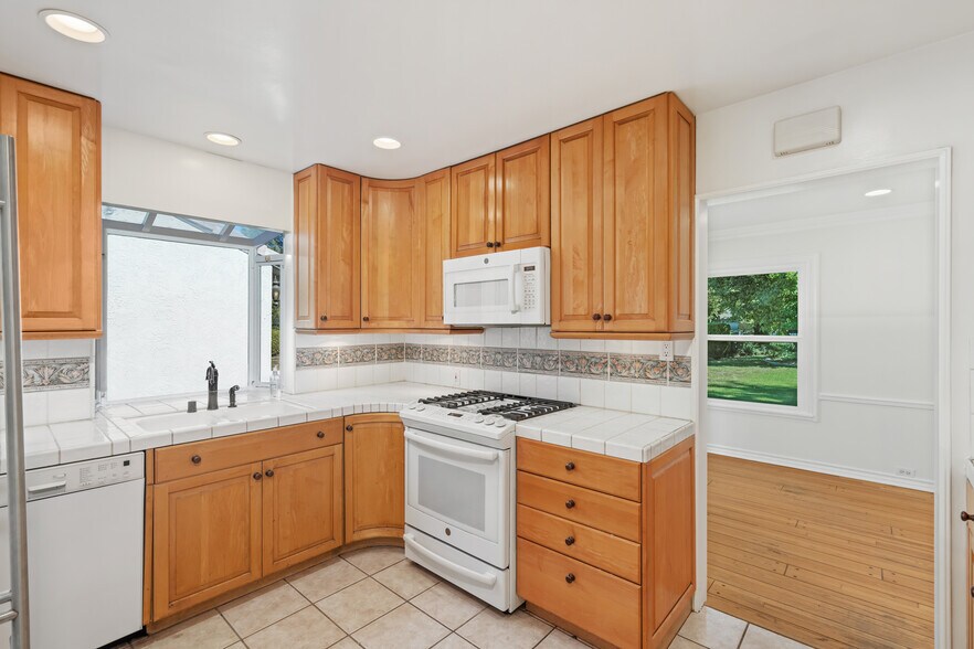 Building Photo - 8757 Encino Ave
