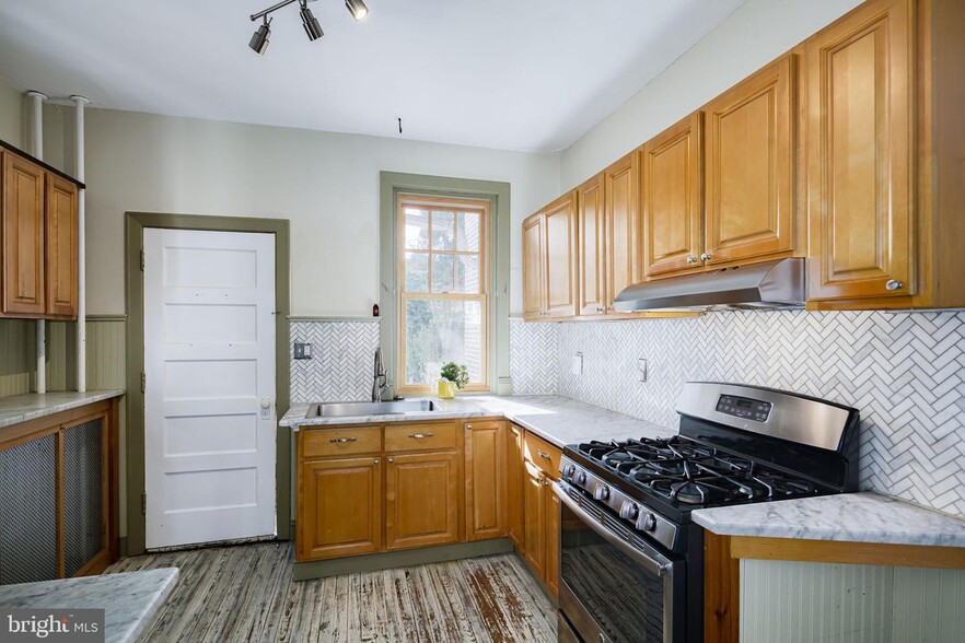 10_KITCHEN_1 - 6212 Webster St