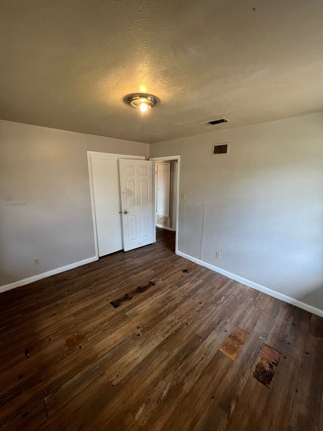 Building Photo - 919 Pine Tree Dr