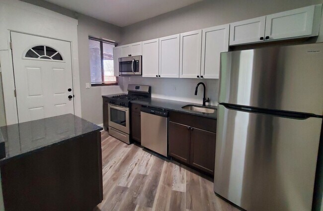 Building Photo - 4237 N Lincoln Ave