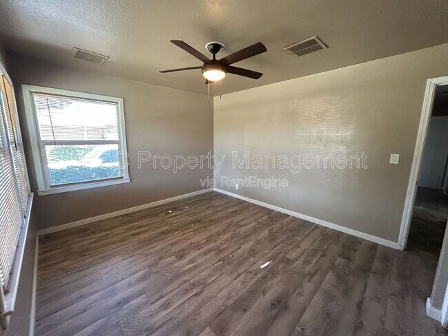 Building Photo - 1222 W Saginaw Way