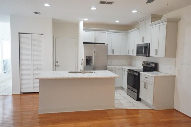 Building Photo - 402 S Willow Ave