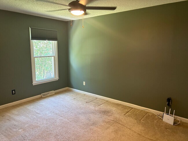 Building Photo - Three Bedroom Home in Bayview Farms - Jame...