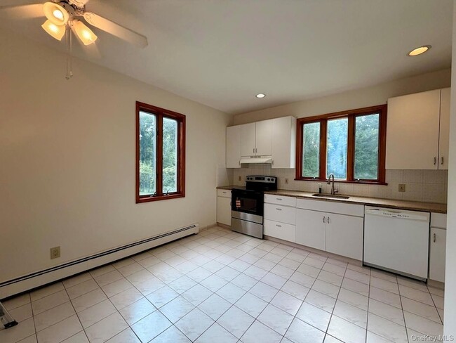 Building Photo - 110 Baron De Hirsch Rd