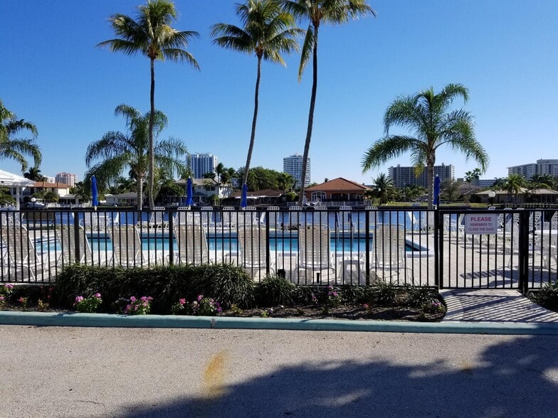 Building Photo - 6207 Bay Club Dr