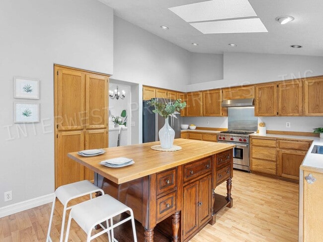 Building Photo - 4+ Bedroom Tigard Home With a Beautiful Vi...