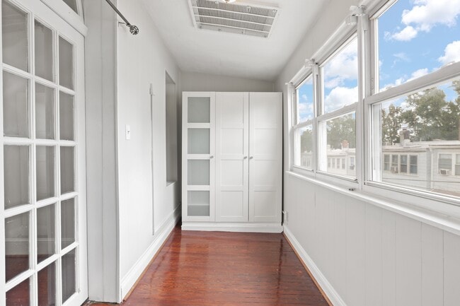 Building Photo - 209 Douglas St NE