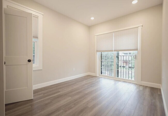 Building Photo - 701 E 2nd St