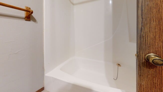 Building Photo - 4 bed 2 bath unit