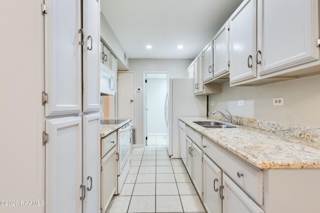 Building Photo - 200 Lodge Dr