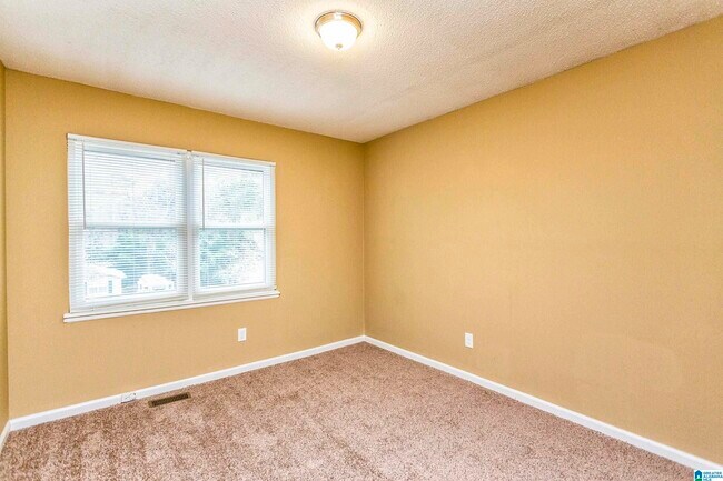 Building Photo - 5849 Janet Dr