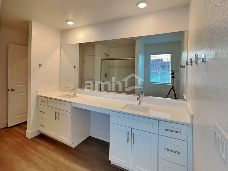 Building Photo - 8911 Dwarf Chin Ave