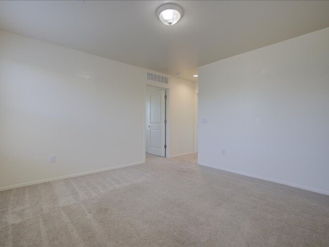 Building Photo - 3 Bedroom 2.5 Bathroom