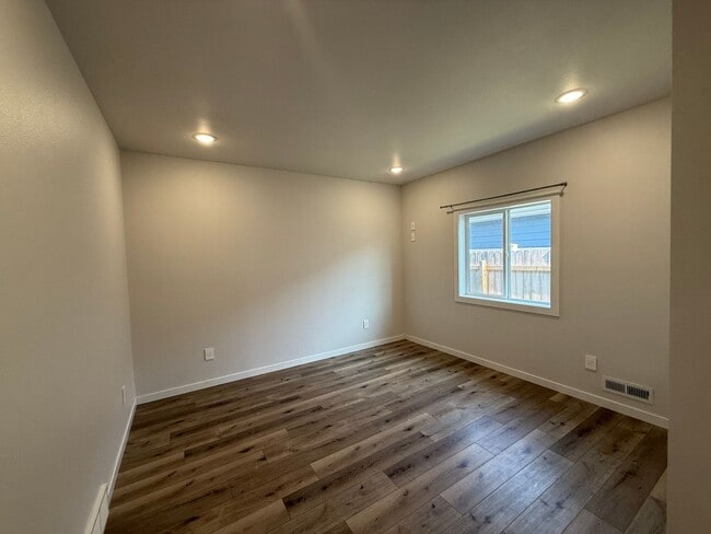 Building Photo - 4 Bedroom Home - Stonebridge Farms