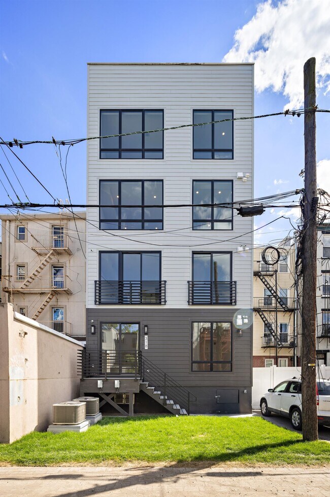 Building Photo - 318 4th St