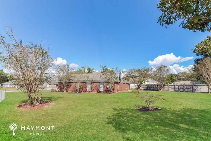 Building Photo - 7076 Lakeview Dr