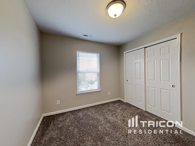 Building Photo - 887 Brookshire Dr