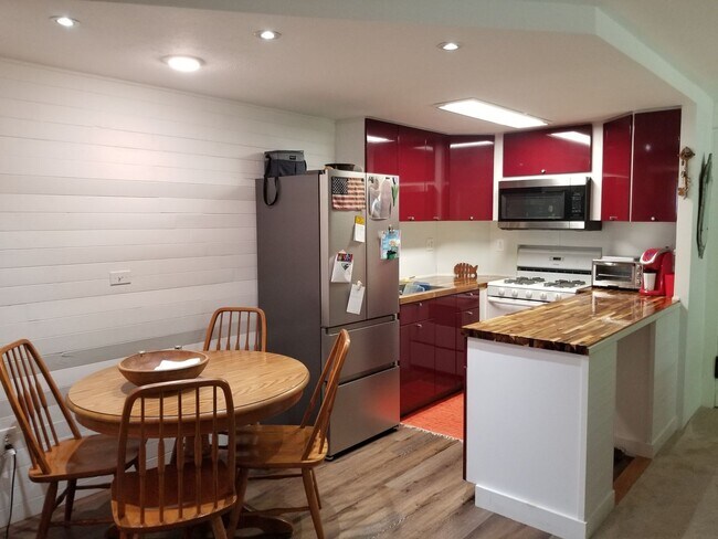 Building Photo - Chagrin Falls Condo for rent