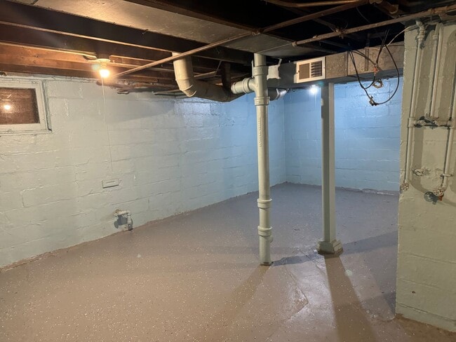 Building Photo - 3 BR, 1 BA off Fontenelle Blvd