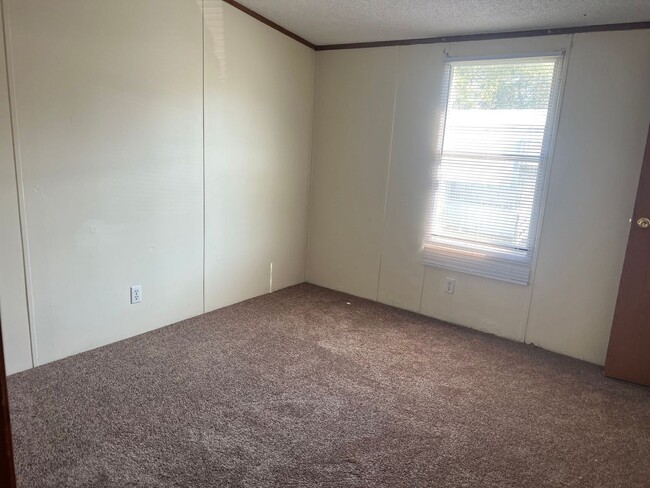 Building Photo - Large 16x80 Singlewide Mobile Home in Pine...