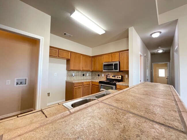 Building Photo - Charming 3/2 Duplex with Garage — No Carpet, Fenced Yard!