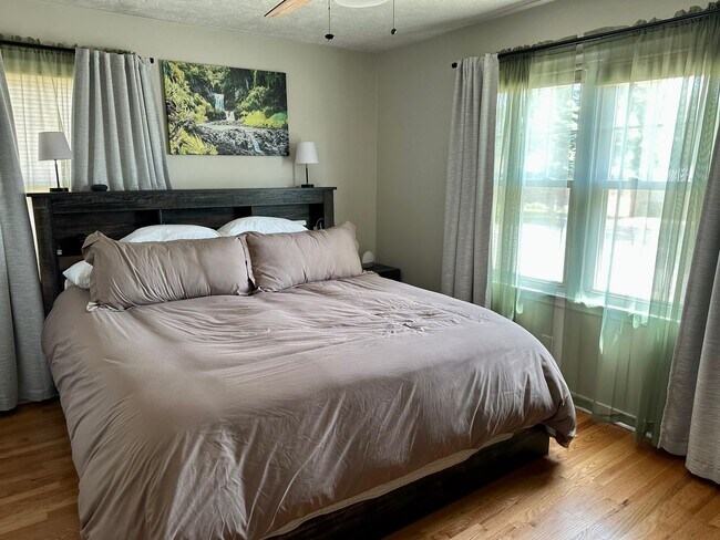 Building Photo - Beautiful house...RESERVE NOW FOR AUGUST 1...