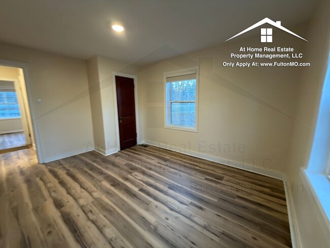 Building Photo - 703 W 7th St