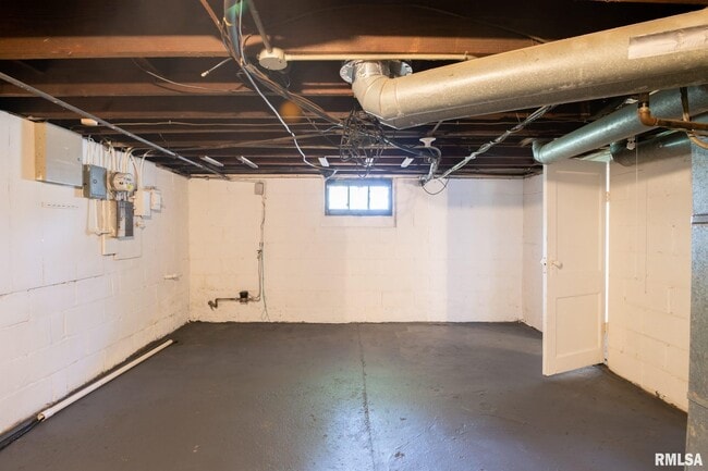 Building Photo - 4515 Drake Dr