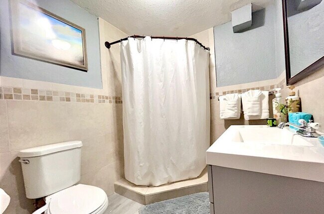 Building Photo - 2625 NE 13th Ct