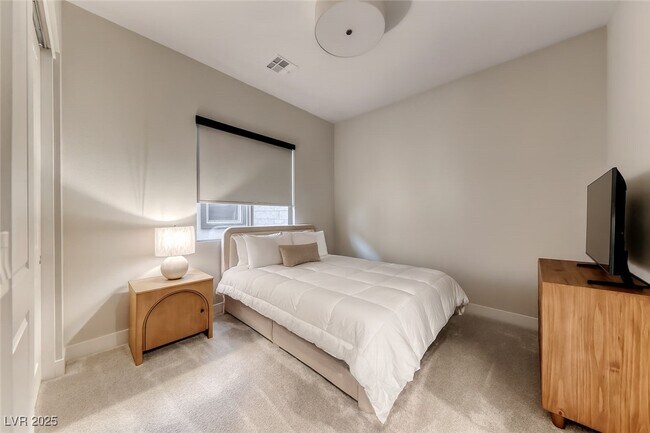 Building Photo - 375 Portus Delphini Ct