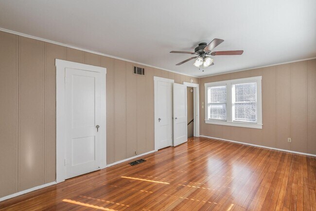 Building Photo - 2 bedroom 1 bath duplex in Arlington Heights