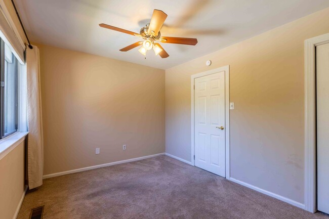 Building Photo - Updated 2 Bedroom 1.5 Bath in Goshen Valley!